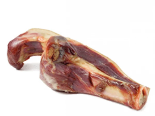 עצם פורקי מעושנת עטופה בבשר